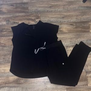 Black Figs scrub set